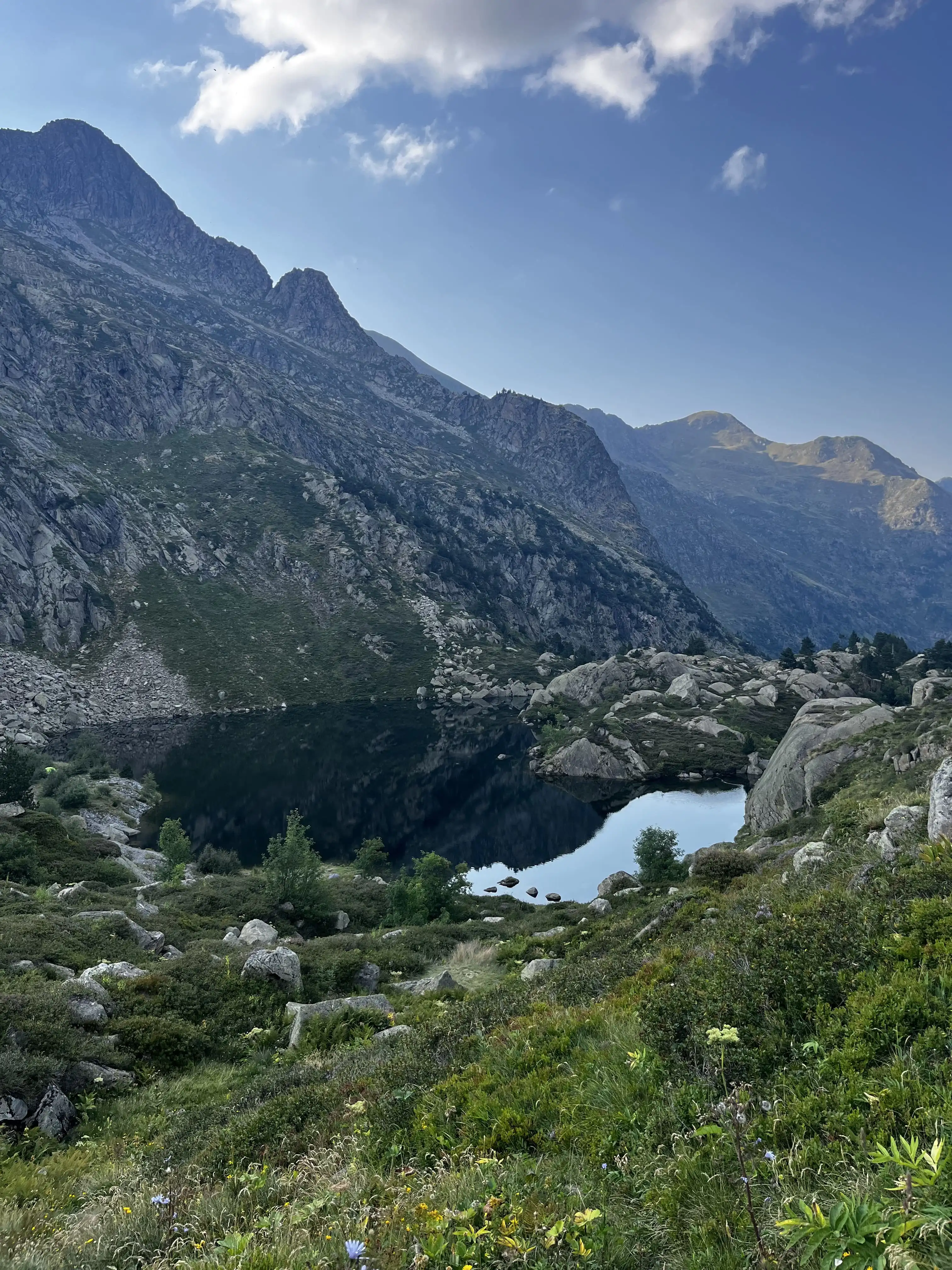 Trek dans les Pyrénées — sentier en altitude